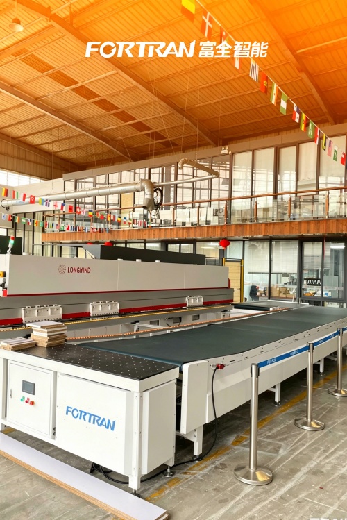 Un fabricant vétéran de 27 ans lance un convoyeur de retour à bande universel : s'adapte à toutes les tailles de planches + table flottante pneumatique à levage automatique