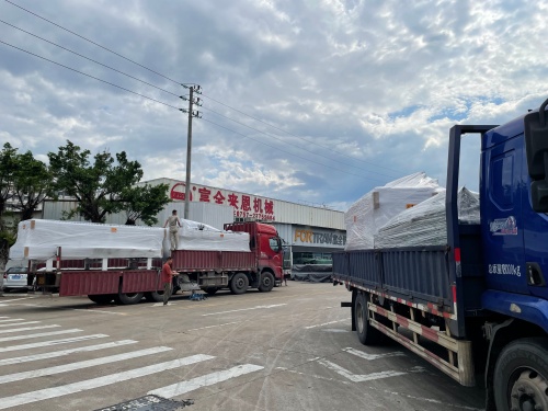 Double expédition par camion : les lignes de production de plaqueuses de chants partent pour les clients internationaux